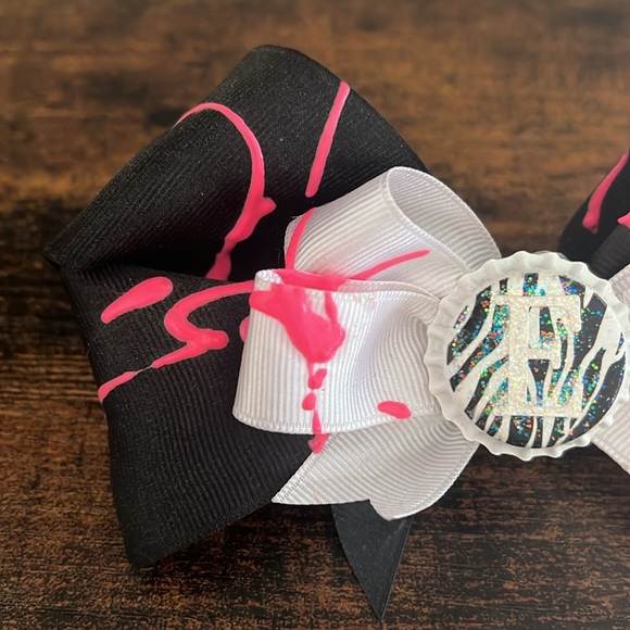 "E" Monogram Bow - Picture 2 of 8